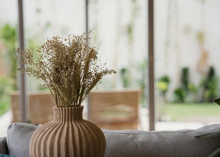 Sunlit 2br With Private Pool & Garden In アパート