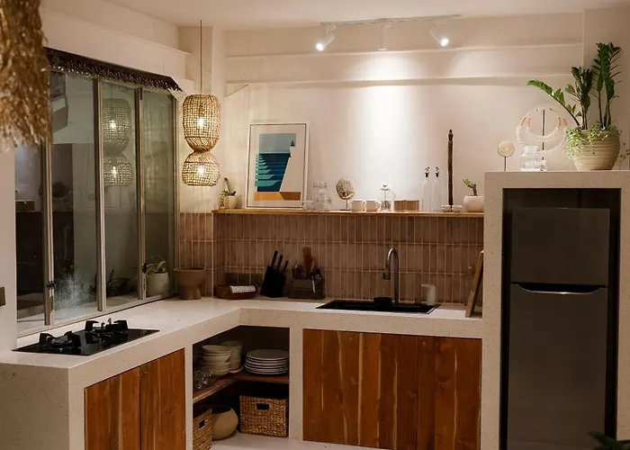 Sunlit 2br With Private Pool & Garden In アパート チャングー