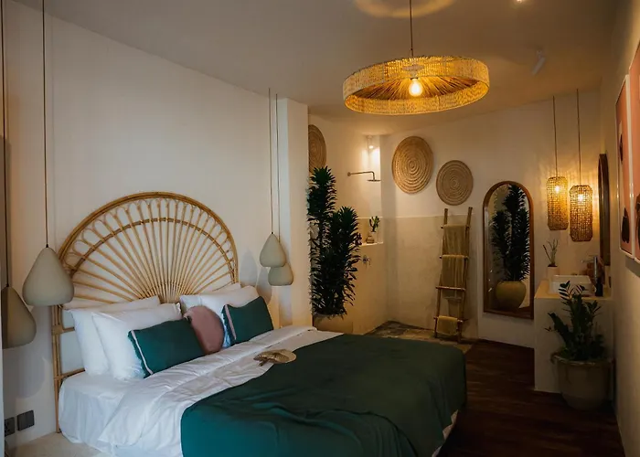 Sunlit 2br With Private Pool & Garden In *