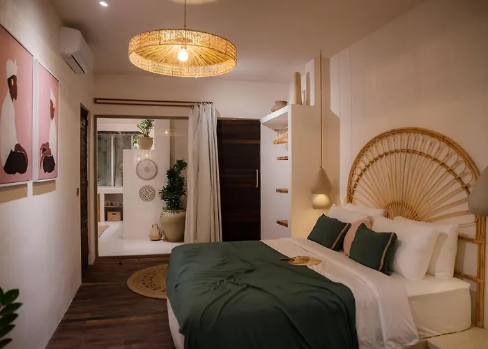 Sunlit 2br With Private Pool & Garden In アパート