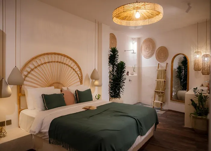Sunlit 2br With Private Pool & Garden In